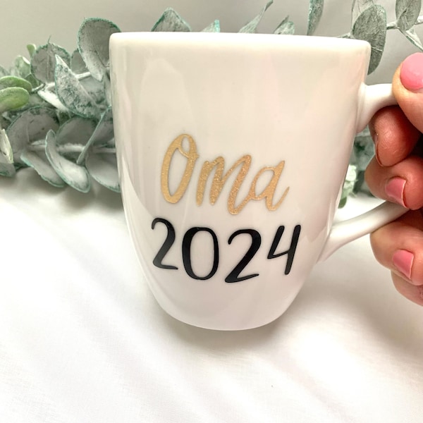 Tasse Oma 2025, Porzellantasse mit goldener Schrift im Handlettering-Stil, Tasse für werdende Oma, Schwangerschaft verkünden