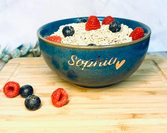 Müslischale aus Keramik oder Bowl in Dunkelblau mit Namen, Salatschüssel personalisiert mit Schrift im Handlettering Stil, Dessertschale