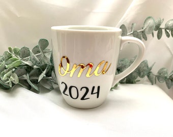 Oma 2025 Porzellantasse mit goldglänzender Schrift im Handlettering-Stil, Tasse für werdende Oma, Schwangerschaft verkünden