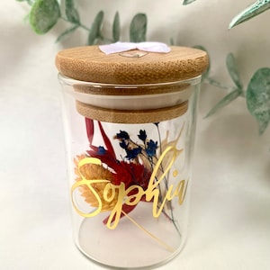Deko Glas mit Bambusdeckel, Namen und bunten Trockenblumen sowie Geschenkkarte, personalisiertes Mitbringsel Vorratsglas