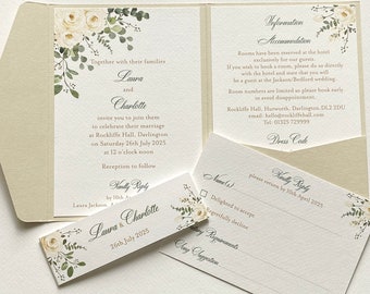 Ejemplo de invitación de boda de lujo plegable de bolsillo de 5x7 en tonos rosa marfil y eucalipto en tonos neutros (niebla)/verde salvia con banda de ombligo o sello de lacre.