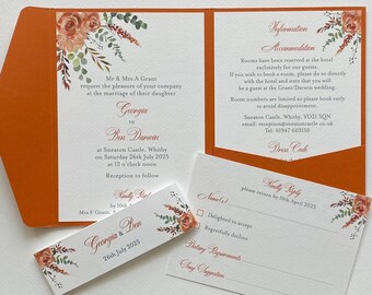 Ejemplo de invitación plegable de bolsillo de 5x7 con rosas y eucalipto en color naranja quemado, terracota, óxido, salvia y verde, con banda o sello de lacre para una boda de otoño.