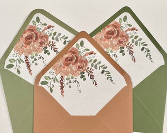 Sobre floral de 5x7 con solapa de rombos, diseño de rosa y eucalipto en naranja quemado y sobre opcional en color terracota, salvia o verde.