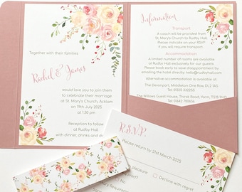 Ejemplo de invitación de boda de lujo Oonagh de 5x7 con bolsillo en tonos rosa ruborizado/verde salvia, con banda o sello de lacre.