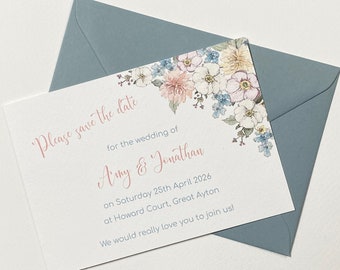 Muestra de tarjeta Save the Date de Vintage Flora A6 con sobres azul polvoriento/ruborizados opcionales