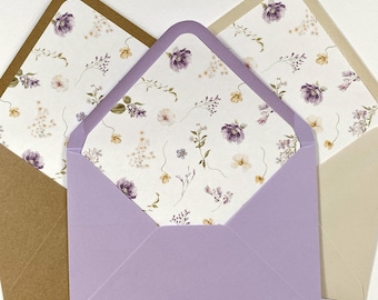 Forro de sobre con diseño floral de 5 x 7 con solapa en forma de rombo y diseño lujoso en color lavanda, lila, kraft o niebla opcionales
