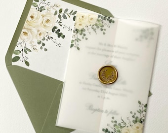 Ejemplo de invitación de boda de 5x7 en papel vitela con rosas y eucalipto en color marfil/verde salvia con sello de lacre con rosas, peonías y flores.