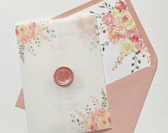 Muestra de invitación de boda floral de 5x7 con envoltorio de vitela Oonagh en tonos rosa ruborizado, amarillo y verde salvia con sello de lacre de rosa, peonía y flores.