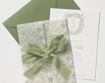 Ejemplo de invitación de boda de 5x7 con diseño floral en vitela en azul polvoriento, rubor, piel, lavanda y salvia, con cinta de gasa con borde deshilachado o sello de lacre.