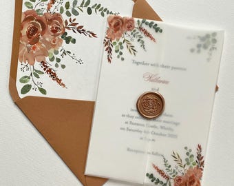 Ejemplo de invitación de boda de 5x7 en papel vitela con rosas y eucalipto en naranja quemado/verde salvia con sello de lacre con rosas, peonías y flores.