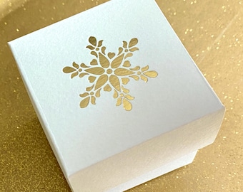 Paquete de 6 cajas navideñas con diseño de copos de nieve estampadas en caliente para regalos, calendarios de adviento o decoraciones de mesa.