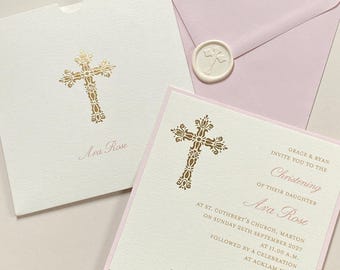 Cartera de lujo para invitaciones de bautizo/comunión con cruz damasco estampada en lámina metálica.