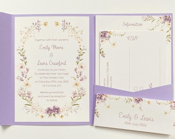 Ejemplo de invitación de boda bohemia de lujo con bolsillo desplegable de 5x7 en lavanda, lila y neutro, con banda para el ombligo o sello de lacre.