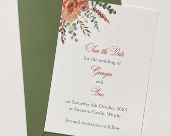 Muestra de tarjeta Save the Date A6 en color naranja quemado, rosa y eucalipto, con sobre opcional en color terracota, salvia o verde.