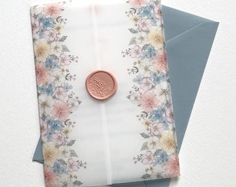 Ejemplo de invitación de boda vintage de 5x7 en papel vitela con diseño floral en tonos rubor, azul polvoriento, amarillo y coral pálido con sello de lacre con diseño de rosa, peonía y flores.