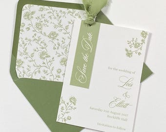 Muestra de escudo floral A6 para guardar la fecha con etiqueta opcional, cinta de gasa con borde deshilachado o sello de cera en azul polvoriento, rubor, verde salvia, piel y lavanda