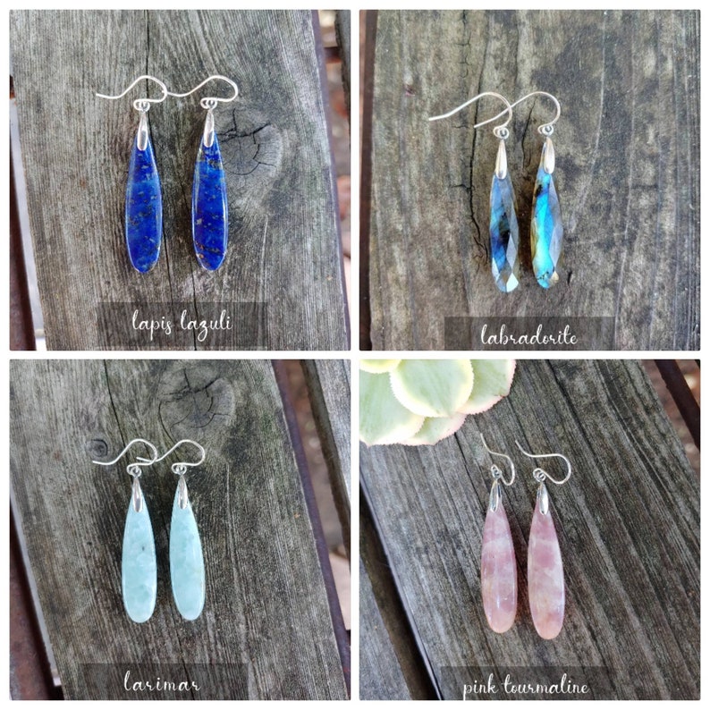 Op de afbeelding: Vier paar hangende oorbellen met zilveren haakjes en traanvormige stenen. De stenen zijn lapis lazuli, labradoriet, larimar en roze toermalijn.