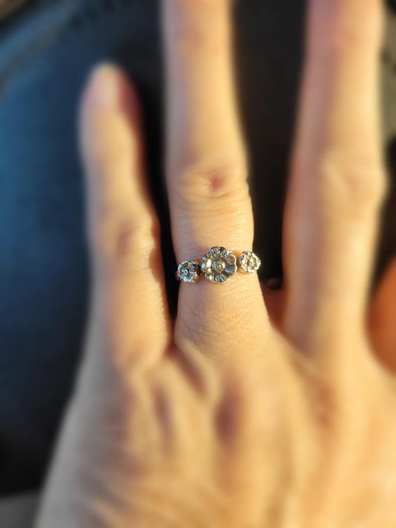 Sweet flower trio ring. Sterling silver pansy flower ring.  Dainty sister ring. Mother daughter friendship ring