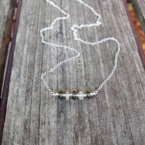 Ketting van Moldaviet en Libisch woestijnglas met kralen. Tektiet ketting. Roségoud gold filled of sterlingzilver beschikbaar.  ECHTE tektieten