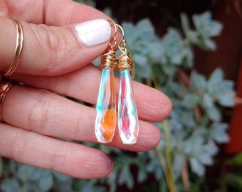 Brincos longos de quartzo pedra da lua arco-íris. Brincos opalescentes únicos. Disponíveis em ouro laminado, ouro rosa ou prata de lei.