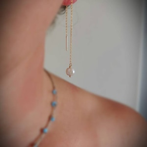 Delicados pendientes de perla ensartada. Pendientes largos de perla. Disponibles en plata, chapado en oro y chapado en oro rosa.