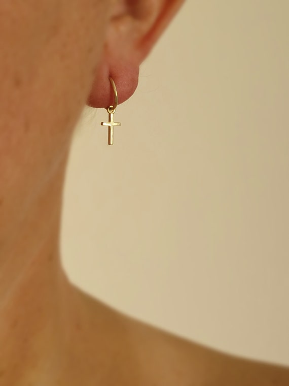1 single 14k solid gold cross earring. Solid gold hoop earrings with cross. 14k huggie. Dainty gold cross. Dainty gold hoop earring.