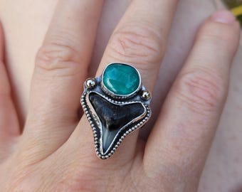 Verstelbaar! Sterlingzilveren ring met megalodon haaientand en turquoise edelsteen. Sterlingzilveren turquoise ring.  Unieke ring op maat.