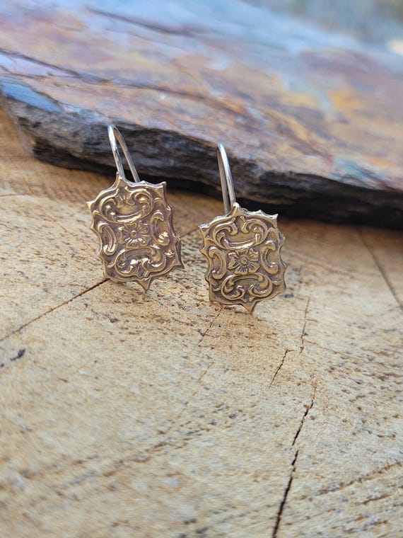 French art nouveau gold tone brass earrings. Dainty design gold earrings. 1900s nouveau earrings