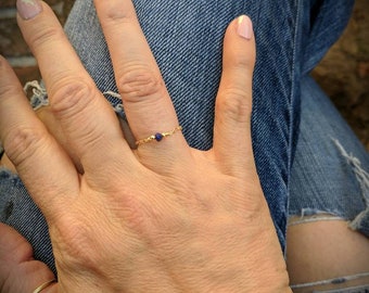 Sierlijke zwarte toermalijnring. Toermalijn kettingring. Minimalistische ring. Eenvoudige toermalijnring. Sierlijke gouden ring. Sierlijke zilveren ring