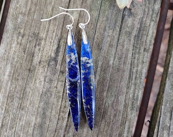 Puntige lapis lazuli-oorbellen.  Sterling zilveren lapis oorbellen.  Lange lapisoorbellen