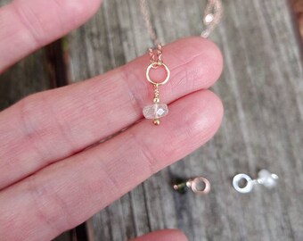 Delicata collana con pendente in vetro del deserto libico. Disponibile in oro rosa o argento sterling. VERO LDG