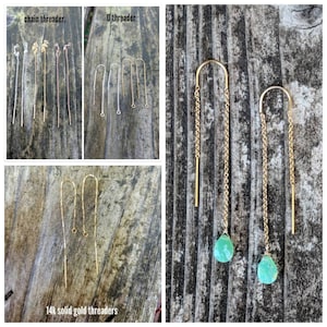 Może przedstawiać: Zbliżenie na trzy pary złotych kolczyków. Kolczyki wykonane są z cienkiego łańcuszka i małego, łzowego kamienia szlachetnego. Kolczyki znajdują się na drewnianym tle.