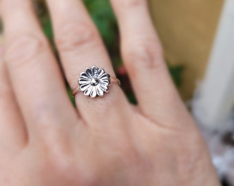 Dainty daisy ring.  Sterling silver flower ring.  Petite daisy ring