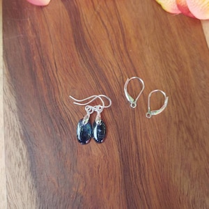 perfect inperfecte sierlijke blauwe kyanietoorbellen.  Kleine kyanietoorbellen. Sterlingzilveren kyanietoorbellen