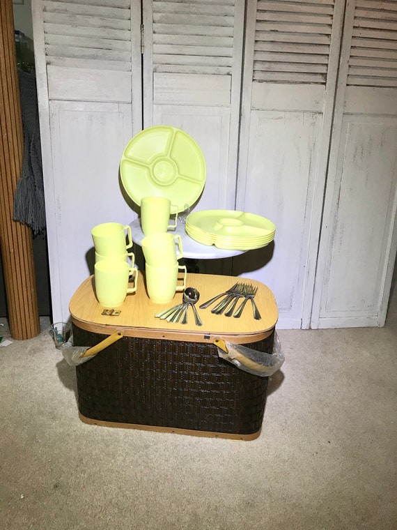 Vintage Hawkeye Picnic Basket, Full set Hawkeye Pi