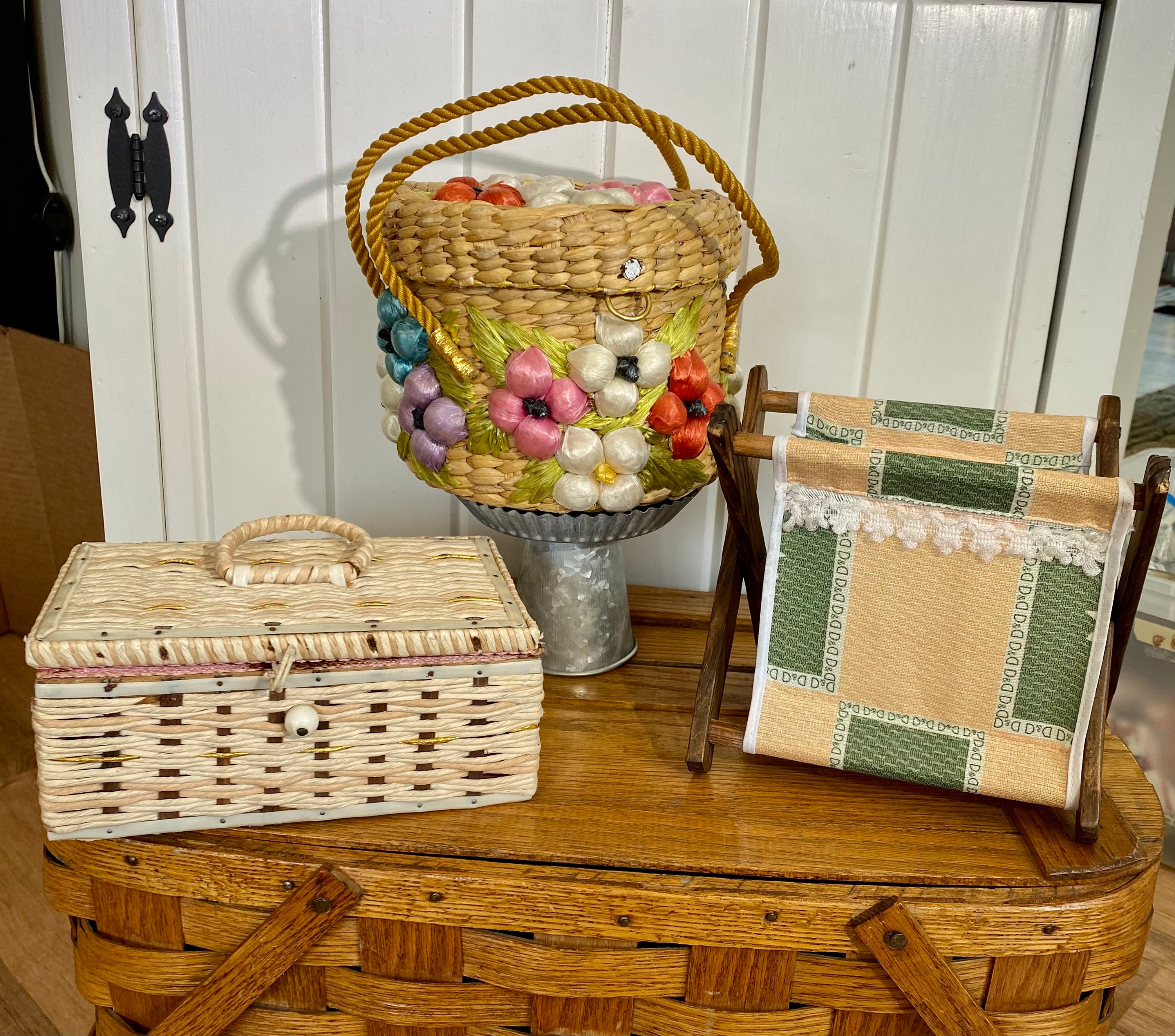 Gorgeous Abstract Singer Vintage Wicker Sewing Basket, Plastic Interior  Tray, Crafts Box, Colorful Vintage Sewing Basket, Sewing Baskets 