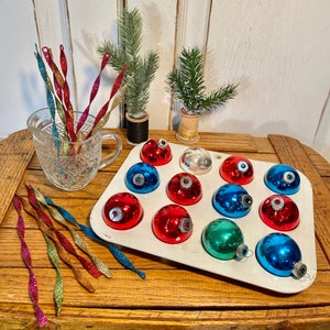 Vintage glazen bol en glitterijspegelornamenten: MCM-kerstboom