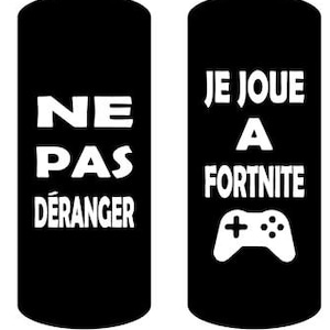 Peut inclure: Deux dessous de verre noirs avec du texte blanc. Le dessous de verre de gauche dit "NE PAS DERANGER" et le dessous de verre de droite dit "JE JOUE A FORTNITE" avec un graphisme de manette de jeu vidéo blanc.