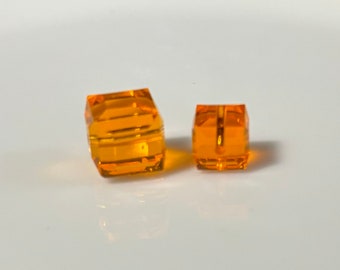Cristal Swarovski cubique de 8 mm couleur soleil. Vendu par lot de 4