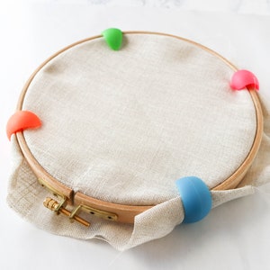 Embroidery Hoop Fabric Hugger | Q-Snap Fabric Holder | Hoop Hugger | Silicone Thread Spool Bobbins Wraps Huggers | Cross Stitch Fabric Clip