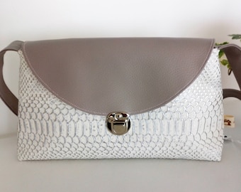 sac en simili taupe et blanc argenté, style crocodile