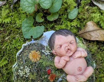 Bambino con fondo piatto