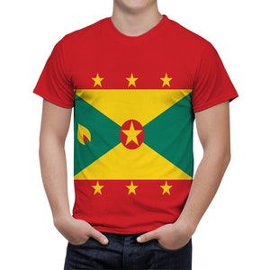 Może przedstawiać: Czerwony T-shirt z nadrukiem flagi Grenady z przodu. Flaga ma żółte pole z zielonym trójkątem i czerwoną pięcioramienną gwiazdą w środku. Na czerwonym tle znajduje się sześć żółtych pięcioramiennych gwiazd.