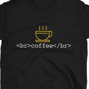 K&ouml;nnte beinhalten: Schwarzes T-Shirt mit einer gelben Umrandung einer Kaffeetasse und dem Text "<br>coffee</br>" auf der Vorderseite.