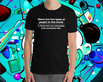 Könnte beinhalten: Schwarzes T-Shirt mit weißem Text, der lautet: "Es gibt zwei Arten von Menschen auf dieser Welt 1) Diejenigen, die aus unvollständigen Daten extrapolieren können."