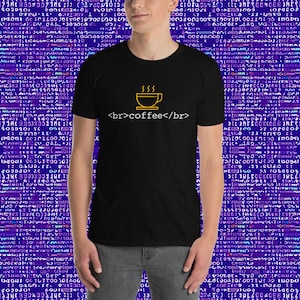 Può includere: Una maglietta nera con un'immagine di una tazza di caffè gialla e il testo "<br>coffee</br>" stampato sul davanti.