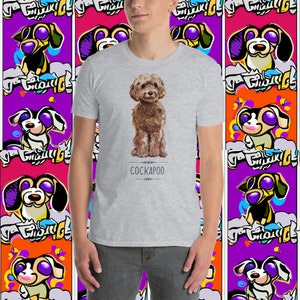 Op de afbeelding: Een grijs T-shirt met een aquarel-illustratie van een bruine Cockapoo-hond. De tekst "Cockapoo" is onder de hond gedrukt.