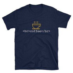 K&ouml;nnte beinhalten: Marineblaues T-Shirt mit einer gelben Umrandung einer Kaffeetasse und dem Text "<br>coffee</br>" auf der Vorderseite.