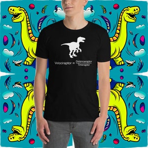Könnte beinhalten: Schwarzes T-Shirt mit einer weißen Silhouette eines Velociraptors und dem Text "Velociraptor = Distanceraptor / Timeraptor".