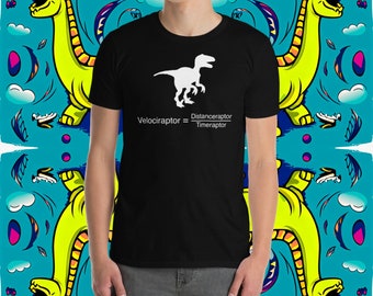 Könnte beinhalten: Schwarzes T-Shirt mit einer weißen Silhouette eines Velociraptors und dem Text "Velociraptor = Distanceraptor / Timeraptor".